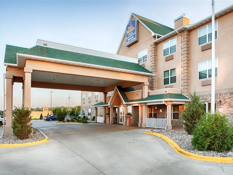 Heritage Hotel And Suites Dickinson Exterior photo